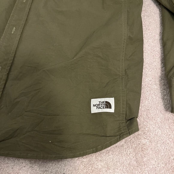 NWOT Men’s North Face Button Up - Picture 2 of 3